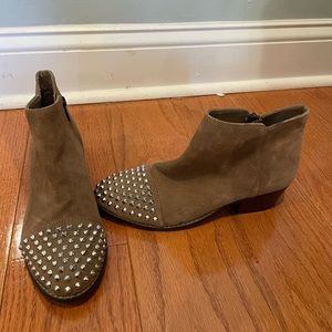 Steve Madden Praque Studded Leather Ankle Boots – Edgy Retro Tan – Size 7